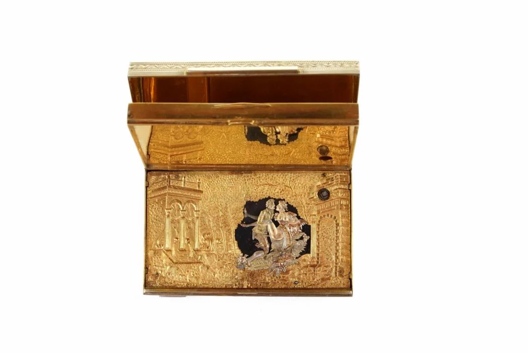 Rare boîte automatique à musique erotique en argent.