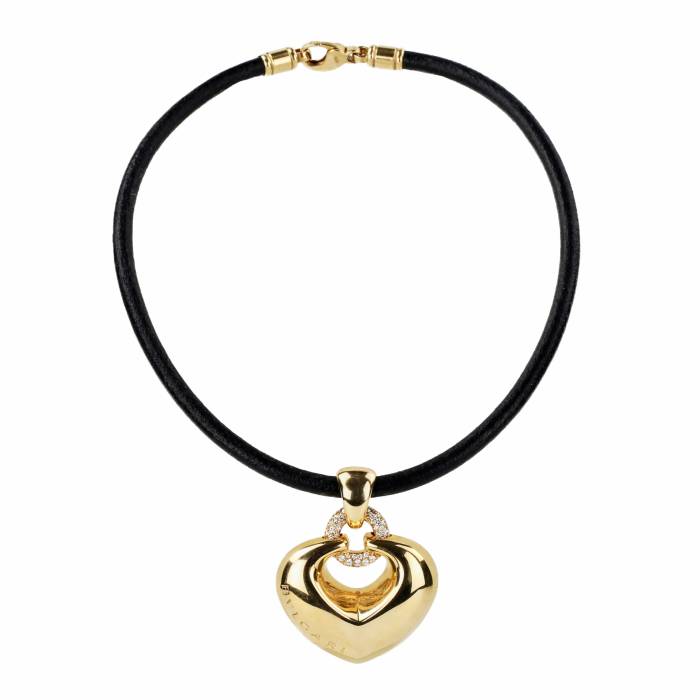 Bulgari gold pendant with diamonds, in the form of a heart on a rubber strap. 