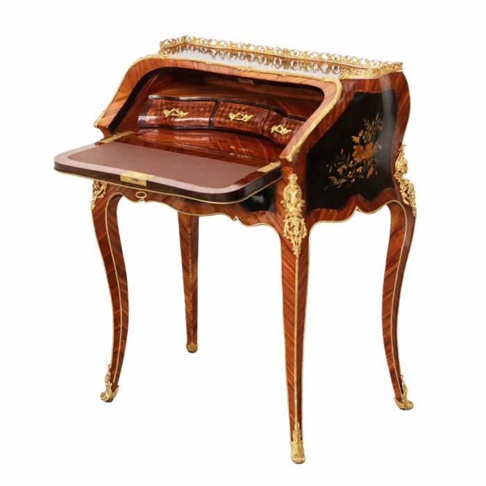Coquette commode de dame en bois et bronze dore de style Louis XV. 