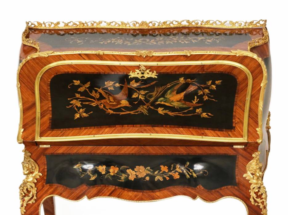 Кокетливое дамское бюро наборного дерева и позолоченной бронзы, в стиле Людовика XV. 