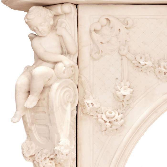 Cheminee française en marbre blanc aux amours, de style Louis XV. XIXe siècle 