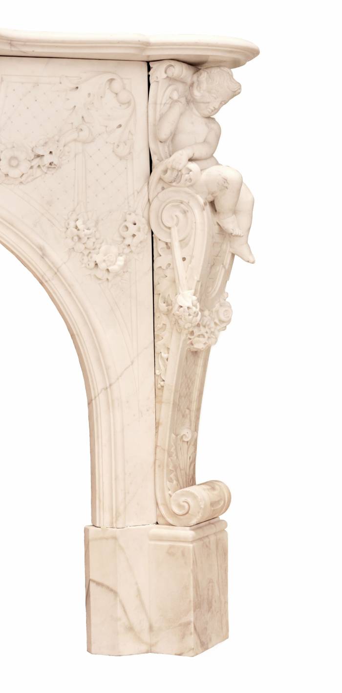 Cheminee française en marbre blanc aux amours, de style Louis XV. XIXe siècle 