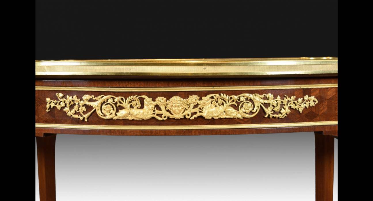 Table basse ovale de style Louis XVI, modèle Adam Weisweiler. France 19ème siècle 
