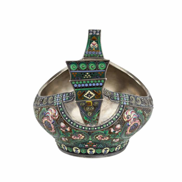 Une gracieuse kovsh en argent dans le style Art Nouveau russe du 11e artel de Moscou. Debut du 20ème siècle.