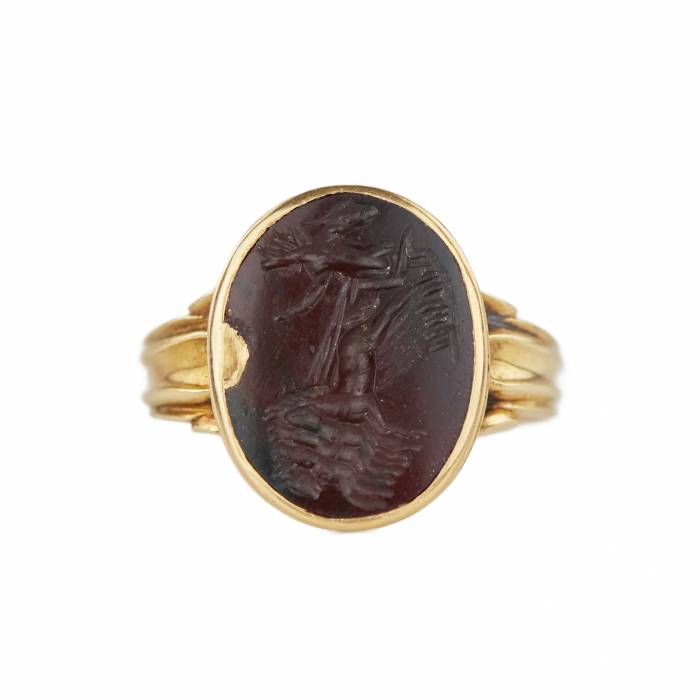 Bague ancienne en or 18 carats avec gemme de jaspe rouge, representant le char dApollon. Rome II-III siècles.