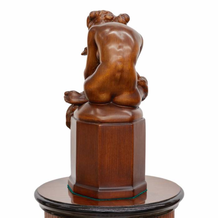 Colonne console de style Art Deco. Avec une figure sculptee d`une dame nue et d`un renard. 20ième siècle. 