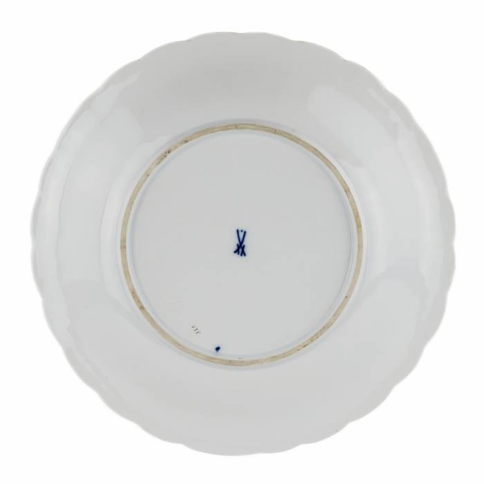 Grand plat en porcelaine de Meissen à decor dore. 20ième siècle. 