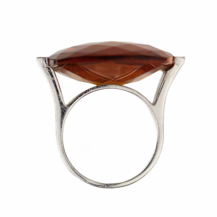 18K white gold ring with cognac-colored Cetrine and diamonds. Italy. Second half of the 20th century. 