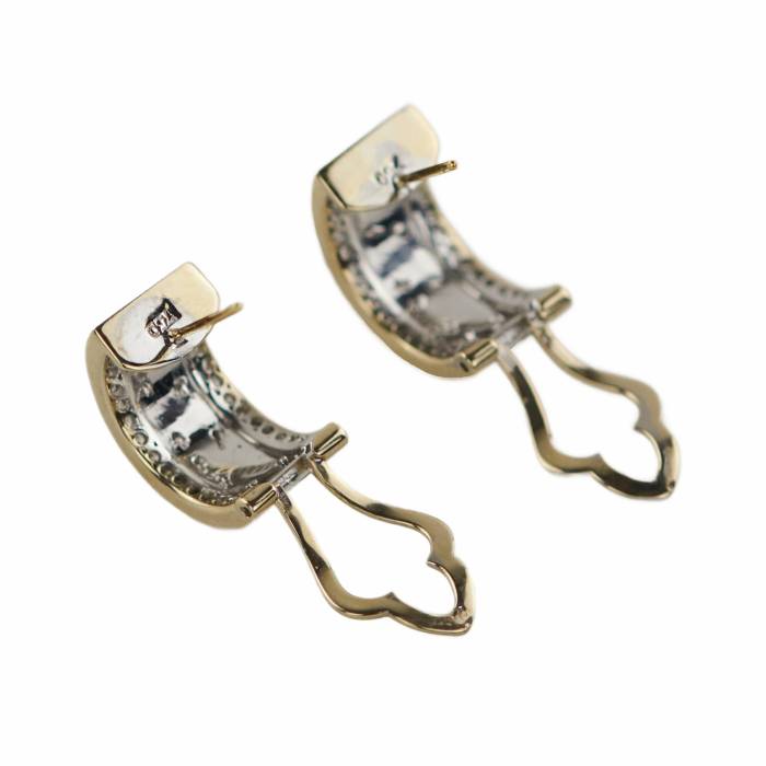 Ribbon, semicircular, two-tone gold earrings, 750 assay value, with diamonds. 13.28 gr. 