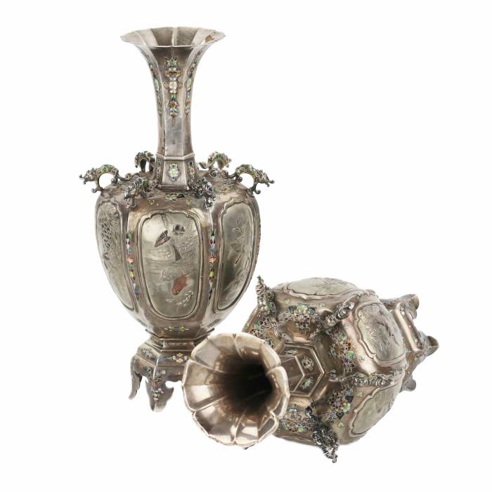 Пара изящных японских ваз из серебра с эмалью.  Рубеж 19-20 веков.