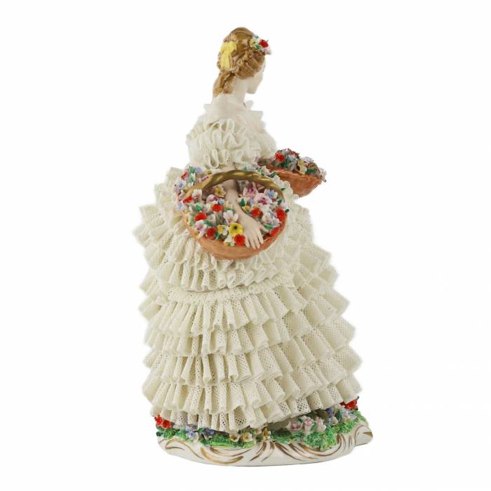  Porcelaine de Sitzendorf. Figurine en porcelaine de la Fille aux Fleurs. 20ième siècle. 