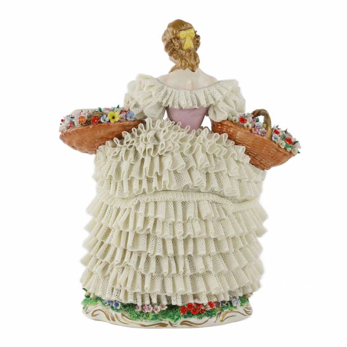  Porcelaine de Sitzendorf. Figurine en porcelaine de la Fille aux Fleurs. 20ième siècle. 