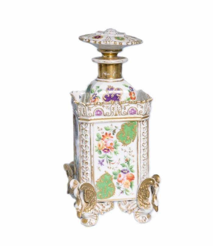 Perfume bottle made of French polychrome and gilded porcelain. Jacob Petit 19th century 