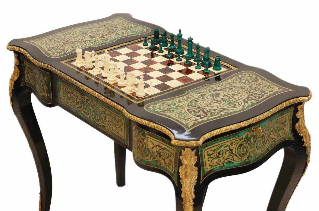  Table de jeu d`échecs de style Boulle complétée de pièces en os. France. 19ème siècle. 