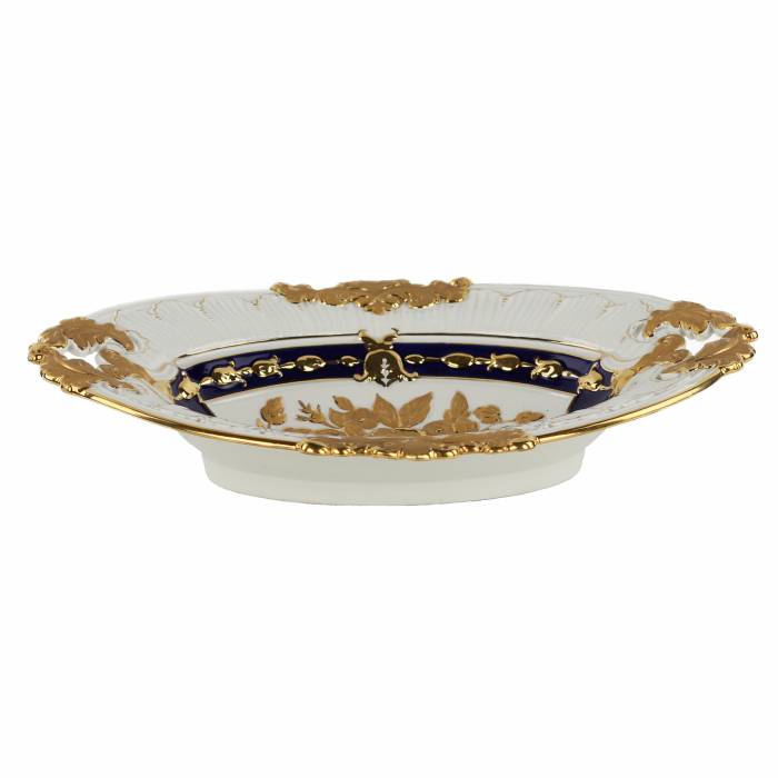 Un magnifique plat en porcelaine aux anses ajourées. Meissen. 20e siècle 