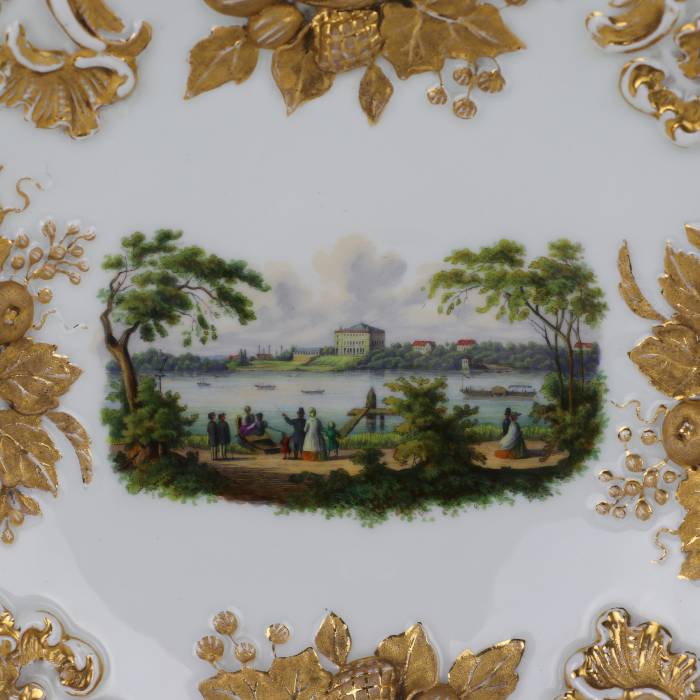 Luxurious decorative dish with a view of Zwickau. Meissen. 1815-1860. 