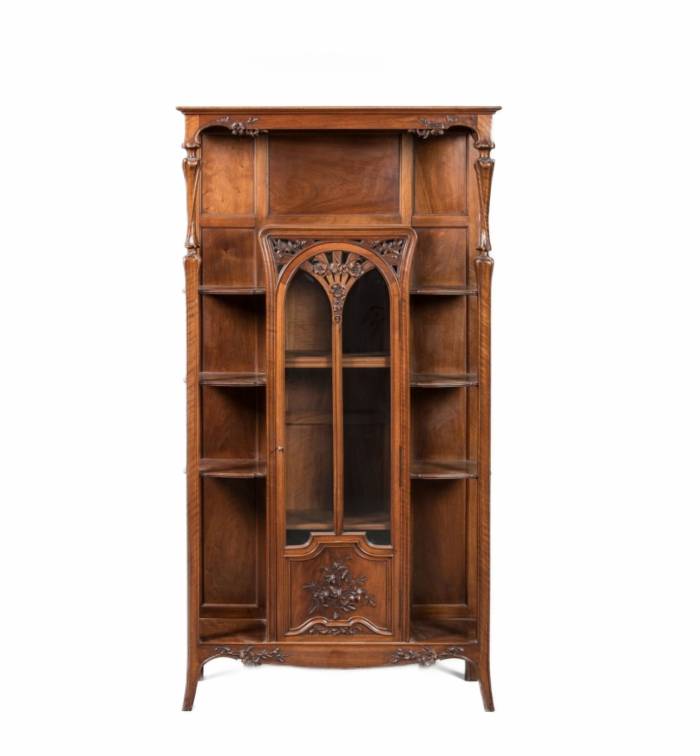 Carved display cabinet in mahogany and walnut with floral decoration 