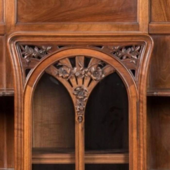 Carved display cabinet in mahogany and walnut with floral decoration 