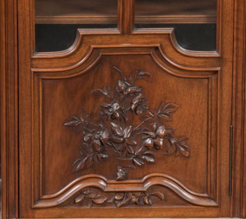 Carved display cabinet in mahogany and walnut with floral decoration 