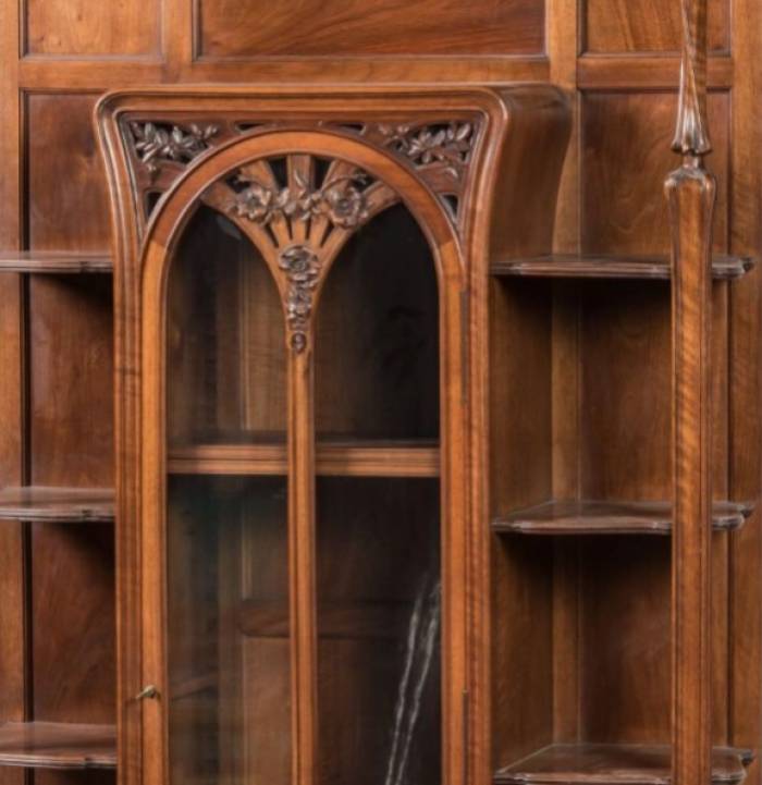 Carved display cabinet in mahogany and walnut with floral decoration 