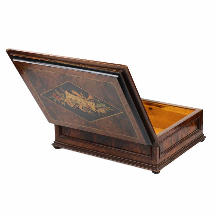 Marquetry box. France. Third quarter of the 19th century. 