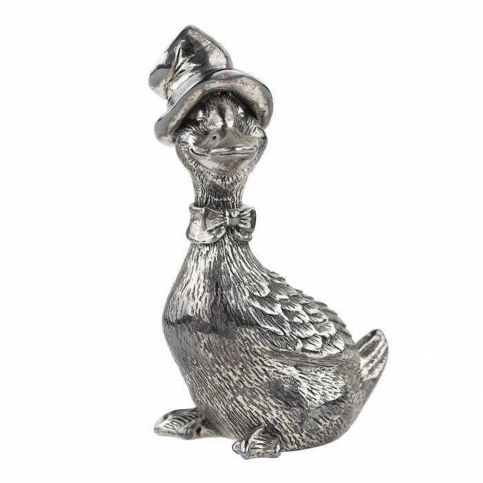 Figurine en argent d`une oie coiffée d`un chapeau. Italie 20e siècle 