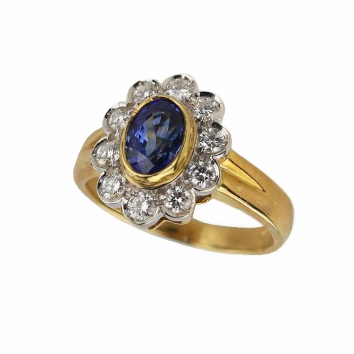 Classic 18K gold ring with sapphire and diamonds. Piccini. Italy 21st century 