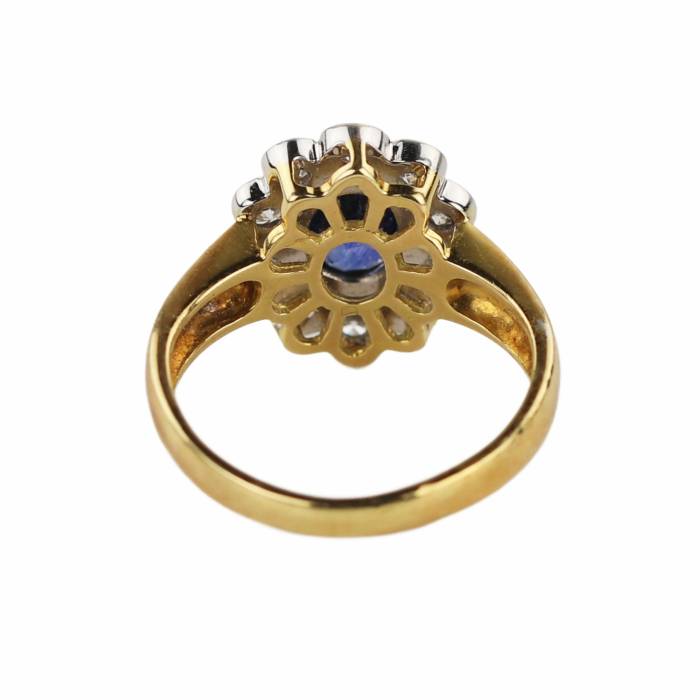 Classic 18K gold ring with sapphire and diamonds. Piccini. Italy 21st century 