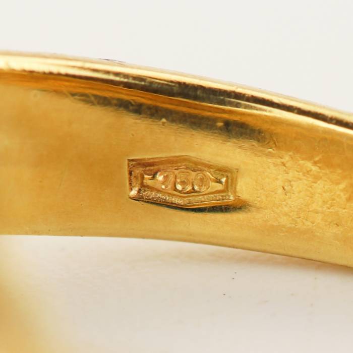 Classic 18K gold ring with sapphire and diamonds. Piccini. Italy 21st century 