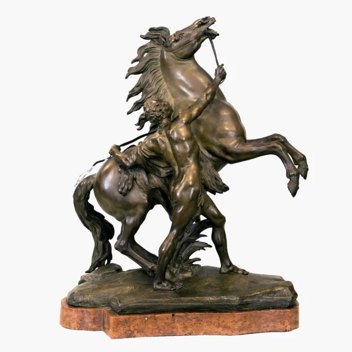 Pāru skulptūras Zirgi Mārlijs. 