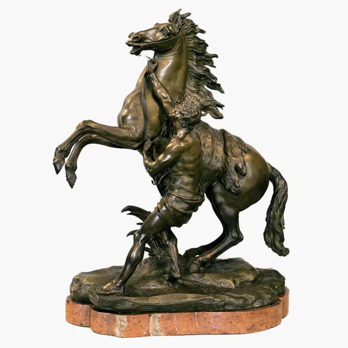 Pāru skulptūras Zirgi Mārlijs. 