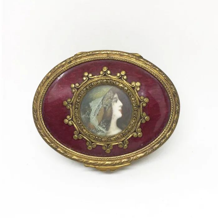 Oval jewelry box . 19th century