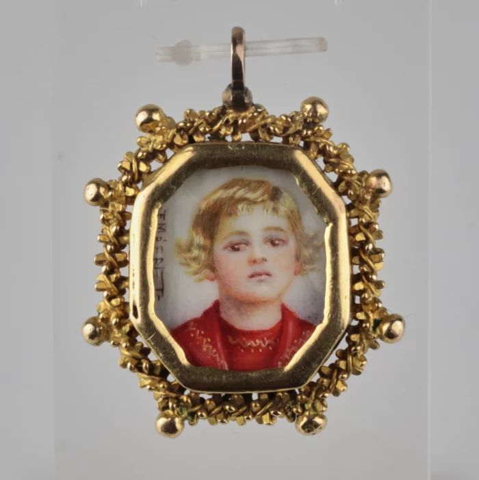 Двухсторонний золотой кулон с портретной миниатюрой.