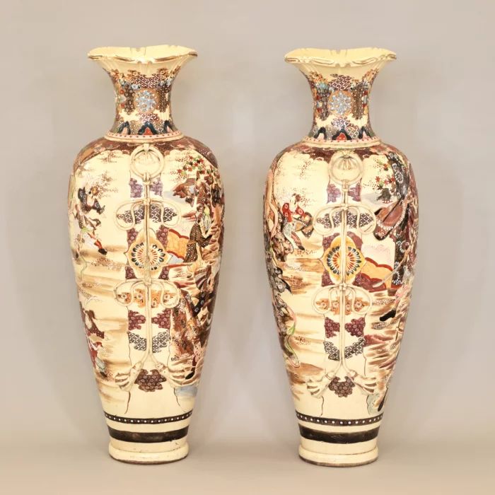 Paire de vases de sol japonais Satsuma.
