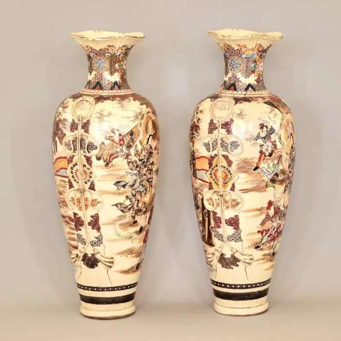 Paire de vases de sol japonais Satsuma.