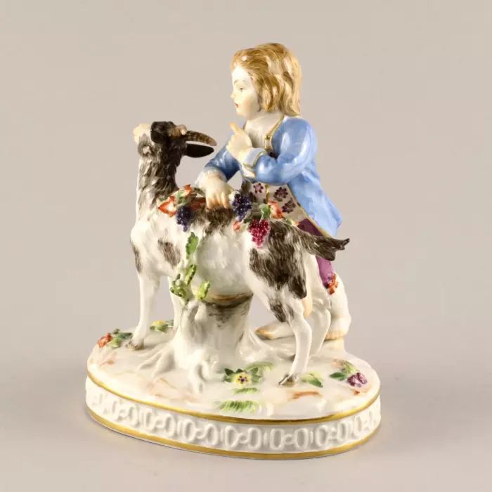 Figurine en porcelaine Garçon avec une chèvre. Meissen