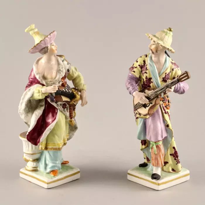 Une paire en porcelaine de Musiciens Chinois