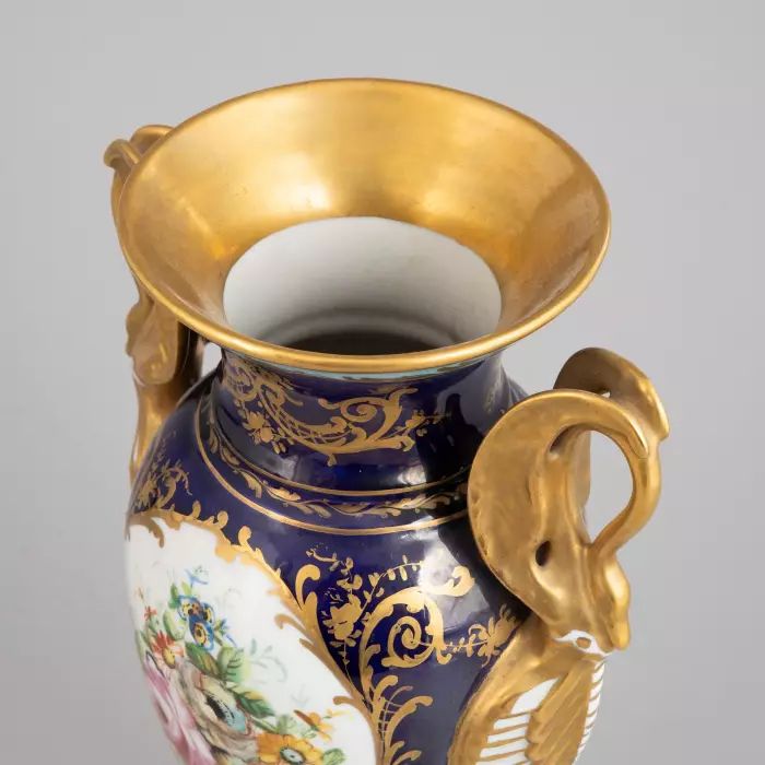 Vase en porcelaine de style Empire. Le Tallec. France, XXe siècle. 