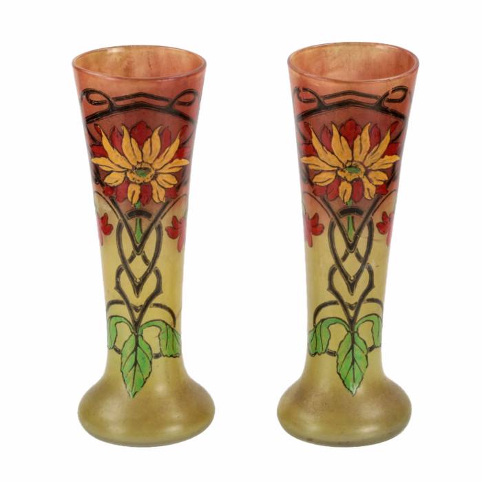 Paire de vases en verre Art Nouveau.