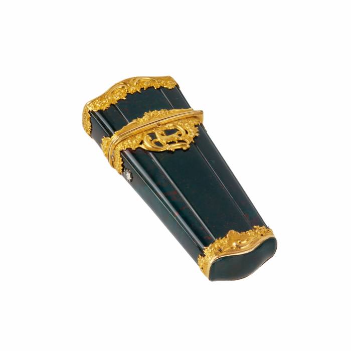 Graceful lady`s necessaire made of jasper and gold. 