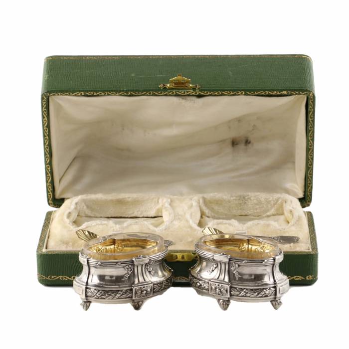 A pair of salt cellars in a gift case. 