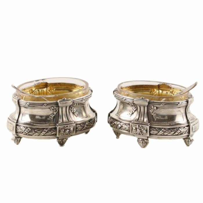 A pair of salt cellars in a gift case. 