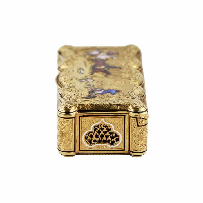 18K gold enameled snuffbox with scenes of equestrian hunting. French work of the 19th century. 