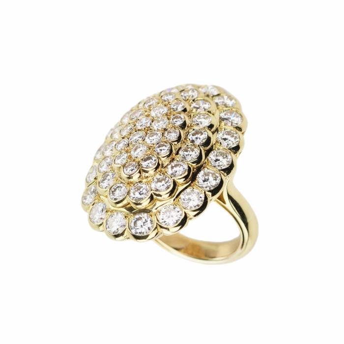 18K yellow gold ring with diamonds. 