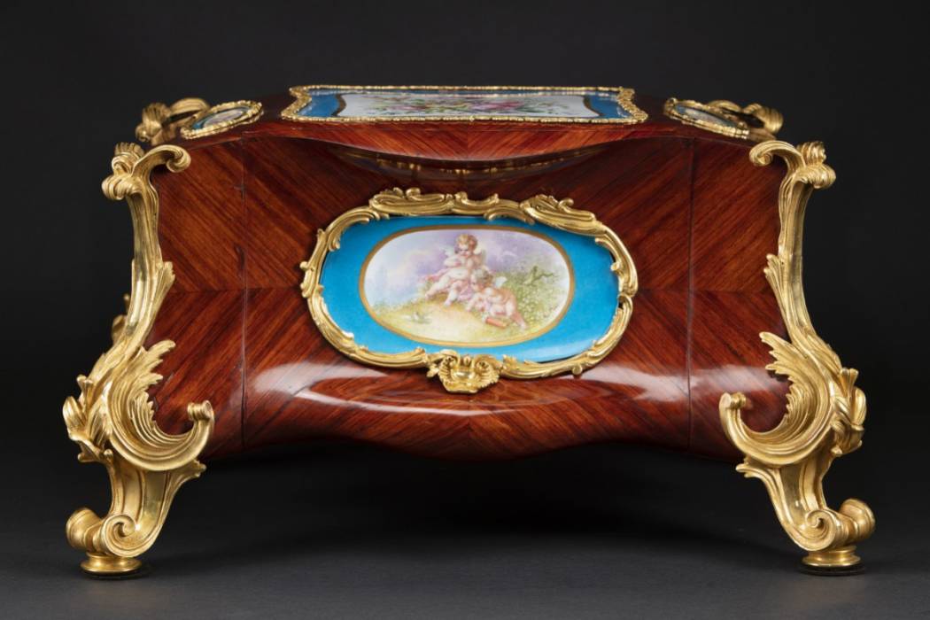 Boîte de table pour bijoux. Sèvres 1830. 