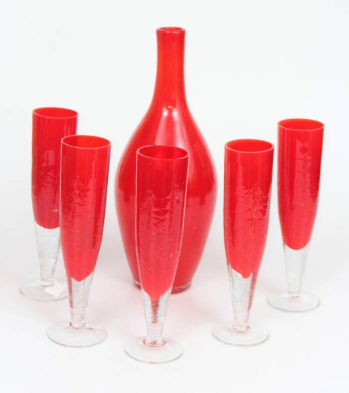 Carafe en verre rouge avec cinq verres 