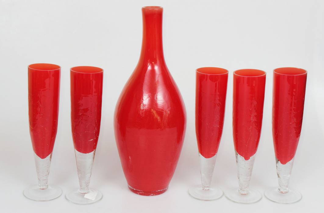 Carafe en verre rouge avec cinq verres 