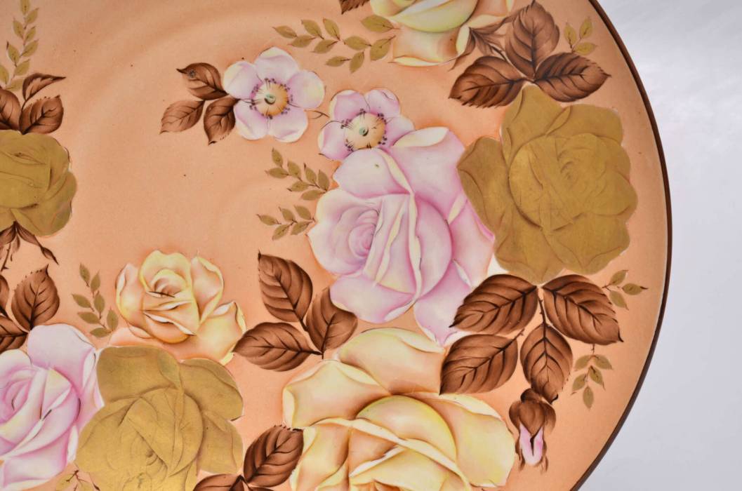 Rare assiette RPR à décor de roses 