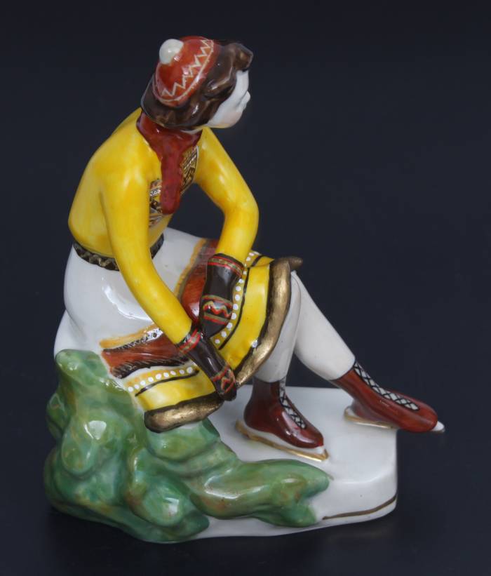 Figurine en porcelaine ``Fille aux patins`` 