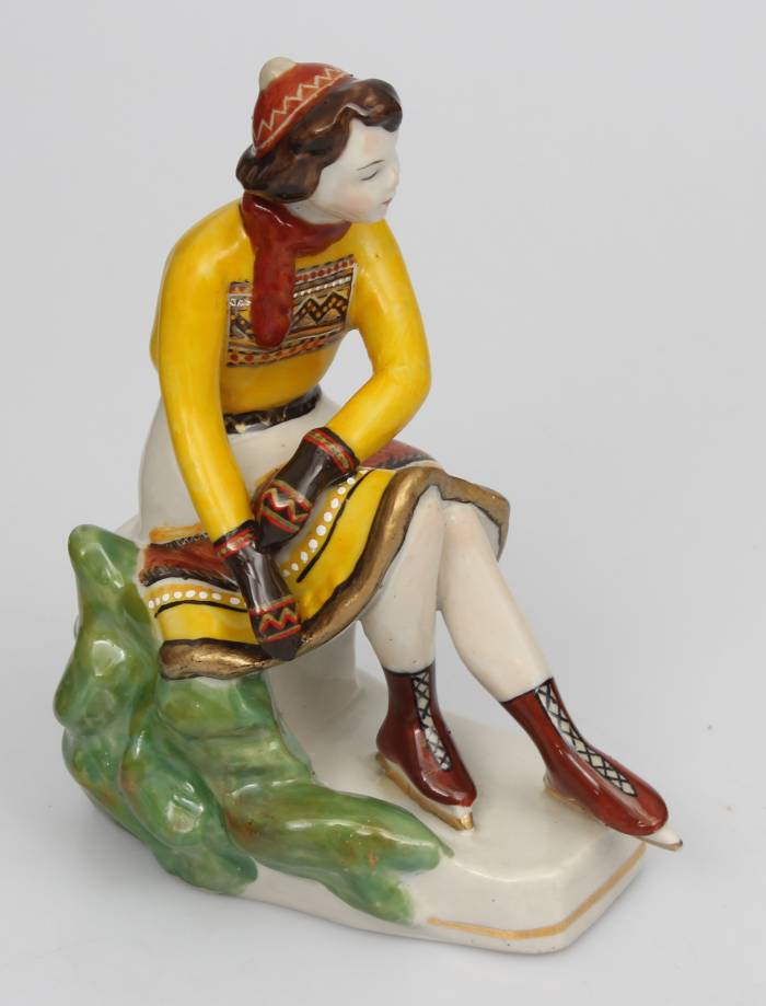 Figurine en porcelaine ``Fille aux patins`` 